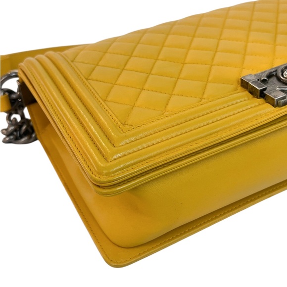 Chanel   Quilted New Medium Boy Flap Bag in yellow - Picture 9 of 16